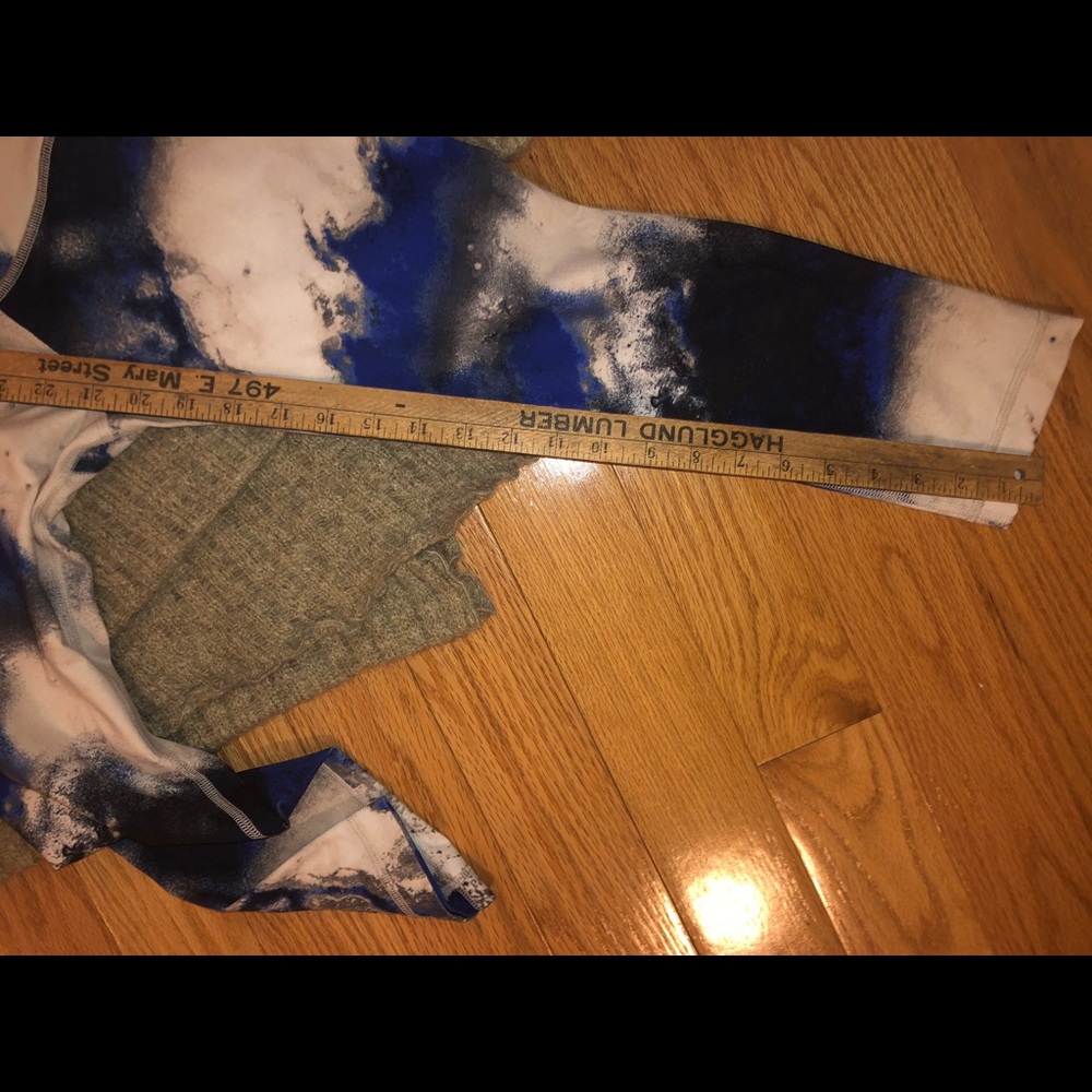 Lululemon will see under crops size 2 - Picture 3 of 4